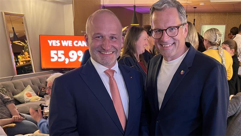 Zweimal Kai: Landrat Kai Seefried (CDU, rechts) gratuliert Kai Koeser (SPD).