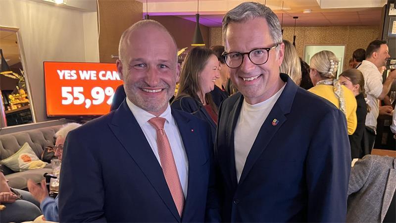 Nach den Wahlen in Stade: Der alte Rat geht – Kai Koeser kommt Zweimal Kai: Landrat Kai Seefried (CDU, rechts) gratuliert Kai Koeser (SPD).