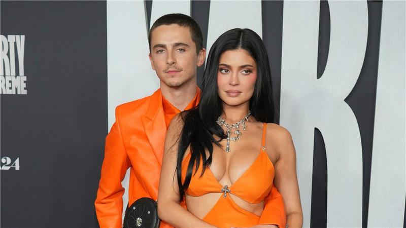 Zweimal in Orange: Timothée Chalamet (l) und seine Freundin Kylie Jenner bei der „Marty Supreme“-Premiere.