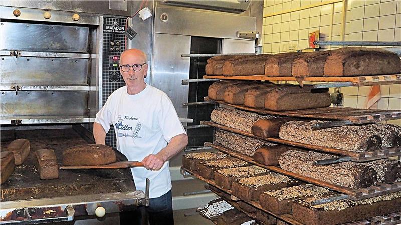 Nächster Bäcker in der Region gibt auf – Lange Tradition endet Zweimal in der Woche holt Nikolaus Müller eine große Menge mit eigenem Sauerteig hergestellte Roggenschrotbrote aus dem Ofen. Foto: Stehn