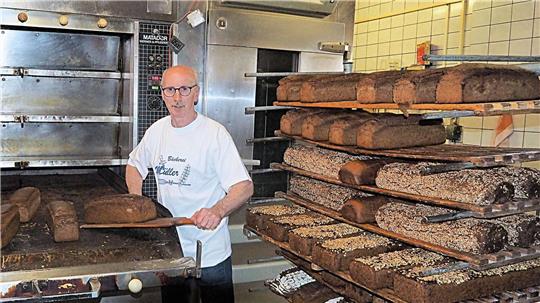 Zweimal in der Woche holt Nikolaus Müller eine große Menge mit eigenem Sauerteig hergestellte Roggenschrotbrote aus dem Ofen. Foto: Stehn