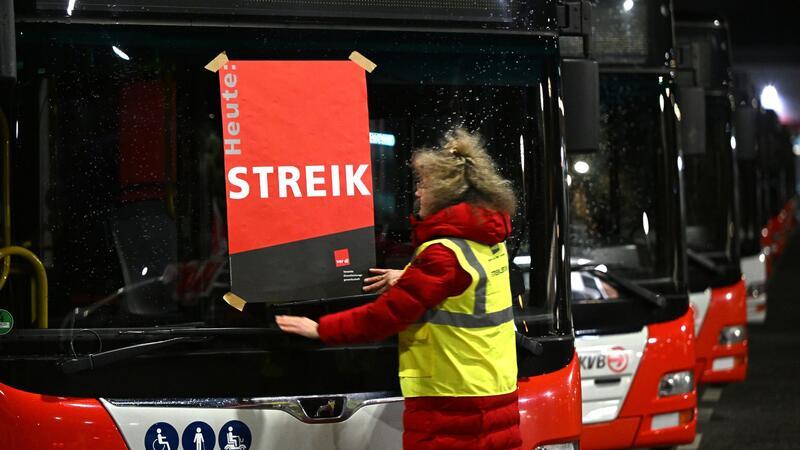 Verdi und Fridays for Future streiten für besseren ÖPNV Zweite Warnstreikrunde im Tarifkonflikt des ÖPNV, den Verdi parallel in 14 Bundesländern austrägt.