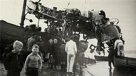 Zweiter Weltkrieg: Die Aufnahme zeigt die Bergung eines Flugzeugwracks und eines toten Flugzeuginsassen vom Boot aus.
