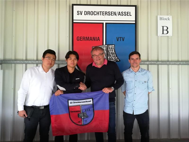 Zweiter von links: Neuzugang Sung Jung, daneben Vereinspräsident Rigo Gooßen sowie der neue D/A-Trainer Lars Uder.