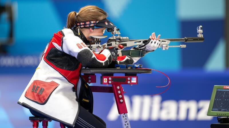 Goldener Donnerstag dank Schwimm-Gala und Schieß-Erfolg Zweites Gold für Schützin Natascha Hiltrop mit dem Kleinkalibergewehr.