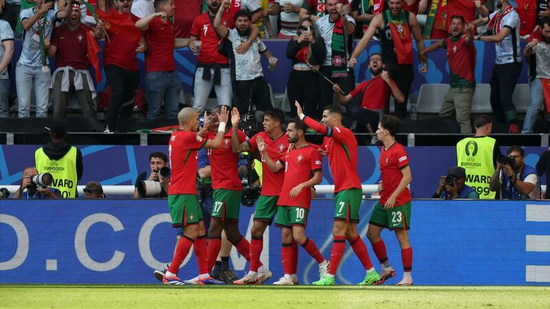 Kurioses türkisches Eigentor hilft: Portugal im Achtelfinale Zweites Spiel, zweiter Sieg: Portugal setzte sich deutlich gegen die Türkei durch.