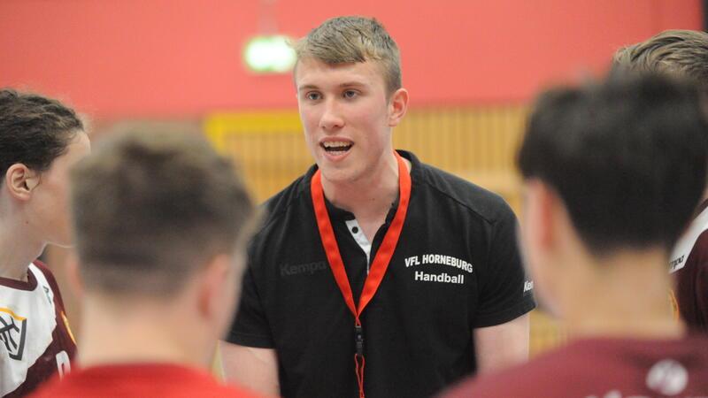 Zweitliga-Handballer Ole Hagedorn unterstützte seinen Vater am Sonntag an der Seitenlinie.
