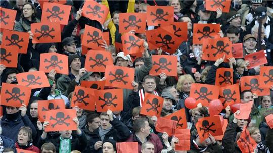 Zweitligist FC St. Pauli rief alle Mitglieder per Rundschreiben dazu auf, zur Demo am Freitag in der Hamburger Innenstadt zu gehen.