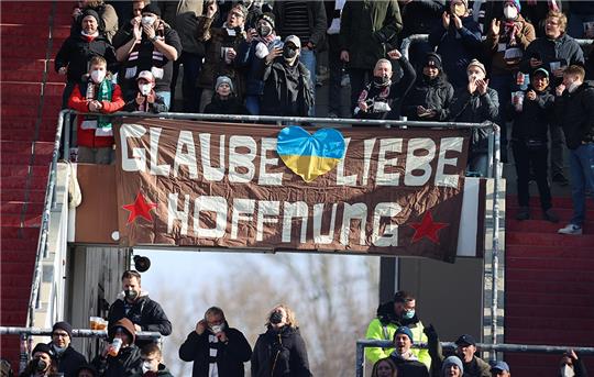 Zweitligist FC St. Pauli unterstützt die Menschen in und aus der Ukraine. Foto: Christian Charisius/dpa