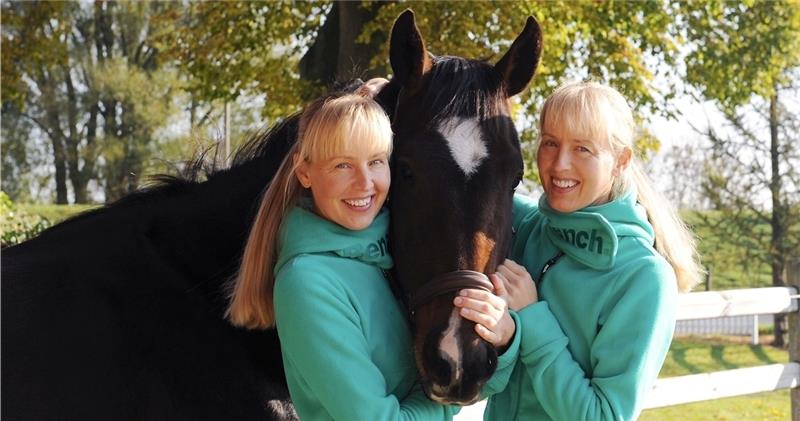 Zwillinge, Tierheilpraktikerinnen und bekannt aus dem Fernsehen: Kati und Rike van der Weerd aus Oberndorf an der Oste, nahe der Grenze zum Landkreis Stade. Fotos Caro Heuser