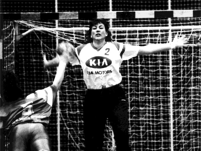 Zwischen 1990 und 1997 hütete Renate Beckmann , geborene Zschau, 136 Mal das Tor des Buxtehuder SV. Sie war außerdem beim SC Leipzig und Zweitligisten SC Greven aktiv.