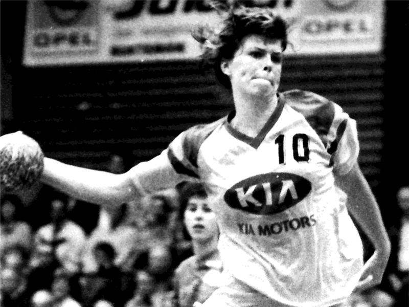 Zwischen 1990 und 2000 bestritt Spielmacherin Andrea Bölk 200 Bundesligapartien (872 Tore) für den BSV. Für Deutschland lief „Stoni“ 201 Mal (361) auf und nahm zwei Mal an Olympia teil. Fotos Kordländer (2)/privat (2)