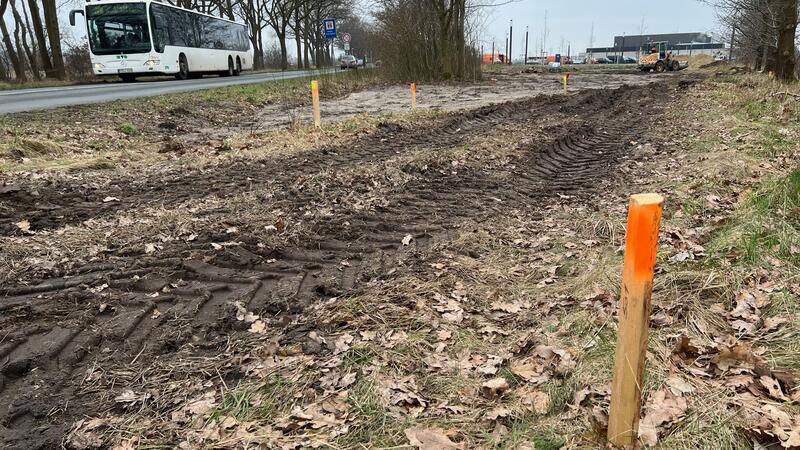 So kompliziert ist der Radwege-Bau in der Harsefelder Straße Zwischen EVB-Bahnstrecke und Bildungscampus wird bereits am neuen Radweg gebaut.