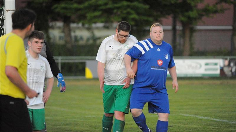 Zwischen FC-Kapitän Mats Junge (links) und Mattes Andreas gibt es immer wieder Gerangel.