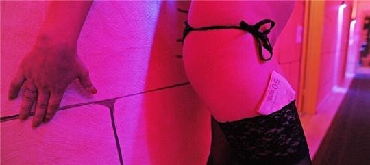 Zwischen Februar und April dieses Jahres sollen sieben Erwachsene die Minderjährige aus der Ukraine mehrfach sexuell missbraucht haben. Symbolfoto: Seeger/dpa