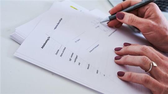 Zwischen Frauen und Männern gibt es laut dem Statistischen Bundesamt nach wie vor Gehaltsunterschiede.