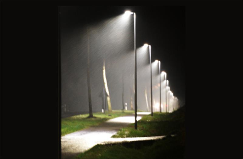 Zwischen Fredenbeck und Wedel leuchten jetzt neue Straßenlaternen Passanten den Weg aus.  Foto: Kordländer