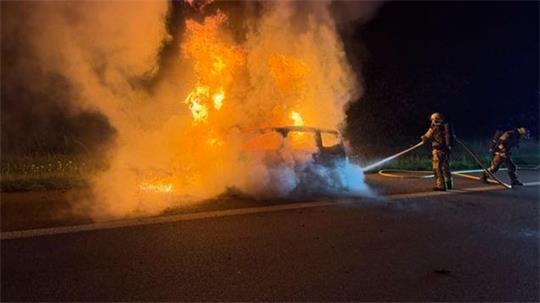 Zwischen Hagen und Uthlede geriet ein Peugeot in Brand.
