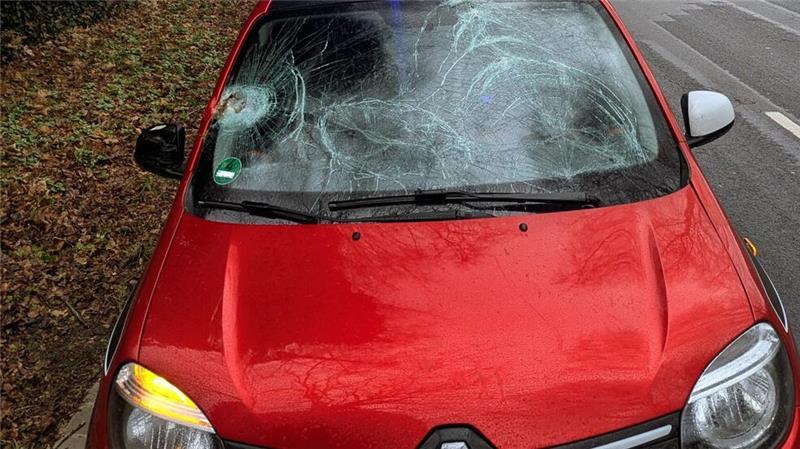 Sturmböen im Kreis Stade: Baum stürzt auf fahrendes Auto bei Harsefeld Zwischen Harsefeld und Ohrensen ist eine Autofahrerin verunglückt.
