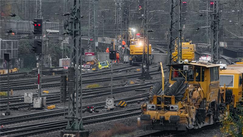 Zwischen Hauptbahnhof und Altona wird an der Brückenanlage Ferdinandstor gearbeitet. Foto: Markus Scholz/dpa