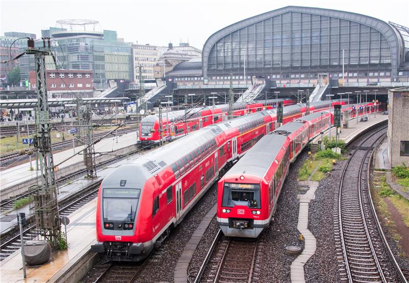 Feuerwehr gibt Entwarnung: Keine Bombe am Hamburger Hauptbahnhof Zwischen Hauptbahnhof und Hamburg-Dammtor erneuert die Bahn zwei wichtige Brücken. Foto: dpa