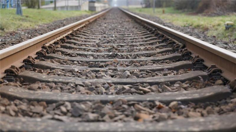 Neuer Betrieb auf Bahnstrecke Kiel-Schönberg rückt näher Zwischen Kiel und Schönberg sollen in Zukunft wieder Züge fahren. (Symbolbild)