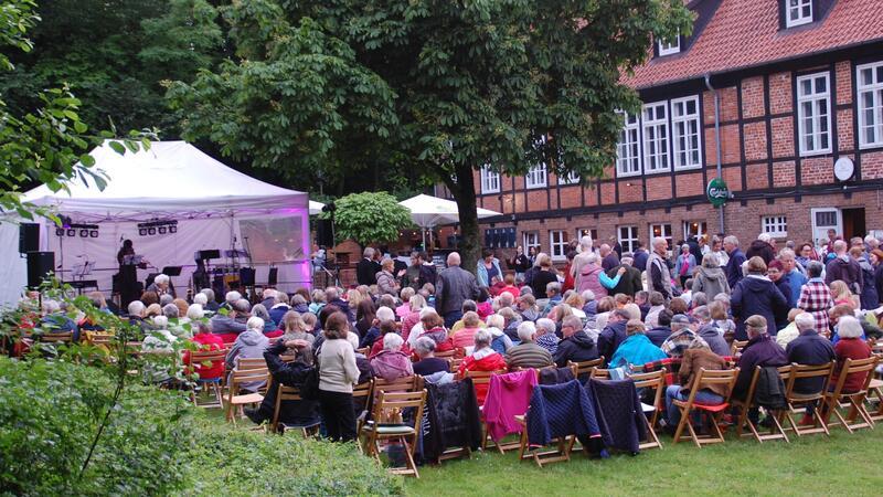 New York, Hamburg, Harsefeld: Warum eine international bekannte Musikerin im Klosterpark auftritt Zwischen Kirche und Klostermauern genoss das Publikum das Open-Air-Klassik-Konzert in Harsefeld.