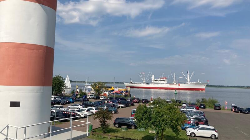 Zwischen Leuchtturm und Fähranleger liegt nur der Parkplatz.