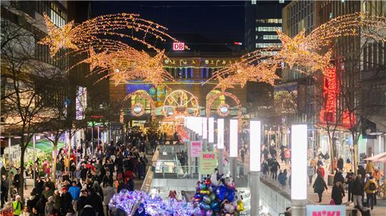 Zwischen Lichterglanz und Ladenkasse: Viele Einkäufe werden erst nach den Feiertagen erledigt. (Archivbild)