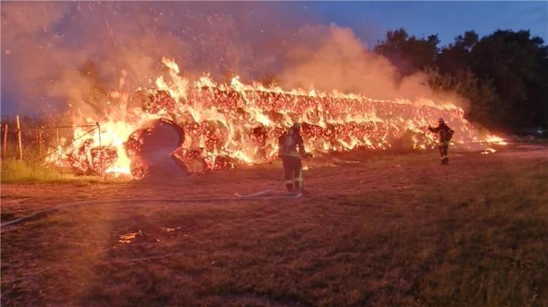 Großalarm in Nottensdorf: Wieder brennen Strohballen lichterloh Zwischen Nottensdorf und Horneburg standen Strohballen in hellen Flammen.