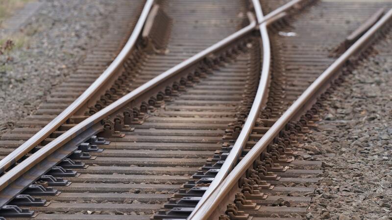 Zwischen Pinneberg und Hamburg Hauptbahnhof gibt es einen Defekt. (Symbolbild)