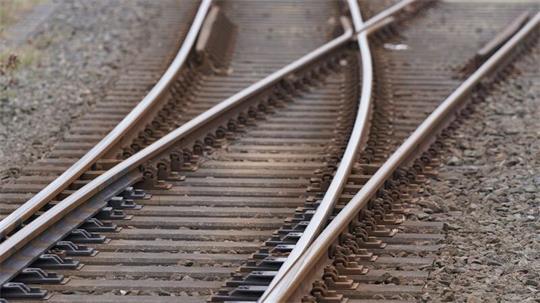 Zwischen Pinneberg und Hamburg Hauptbahnhof gibt es einen Defekt. (Symbolbild)