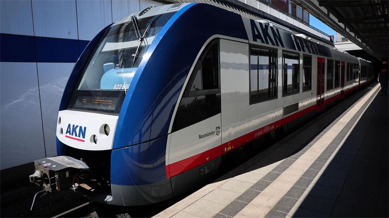 Zwischen Quickborn und Ulzburg Süd müssen Fahrgäste der AKN bis Dezember in Busse umsteigen. (Archivbild)