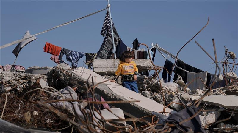 Zwischen Ruinen: Palästinensisches Kind in Gaza-Stadt