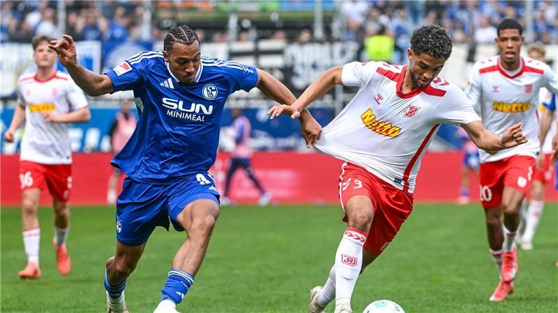 Zwischen Schalke und Regensburg ging es umkämpft zur Sache.