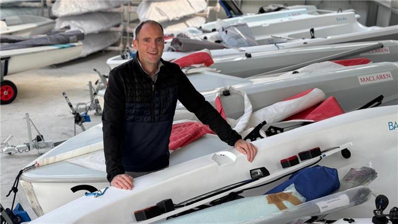 Zwischen Segelbooten: Matthijs Plokker von MTM Sailing in seinem Lager.
