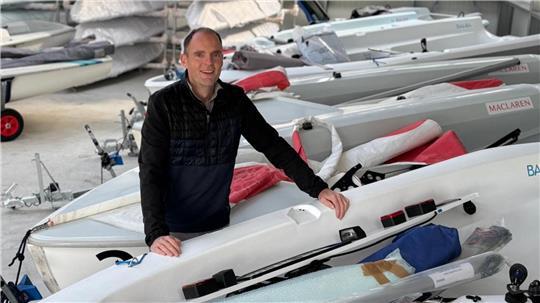 Zwischen Segelbooten: Matthijs Plokker von MTM Sailing in seinem Lager.