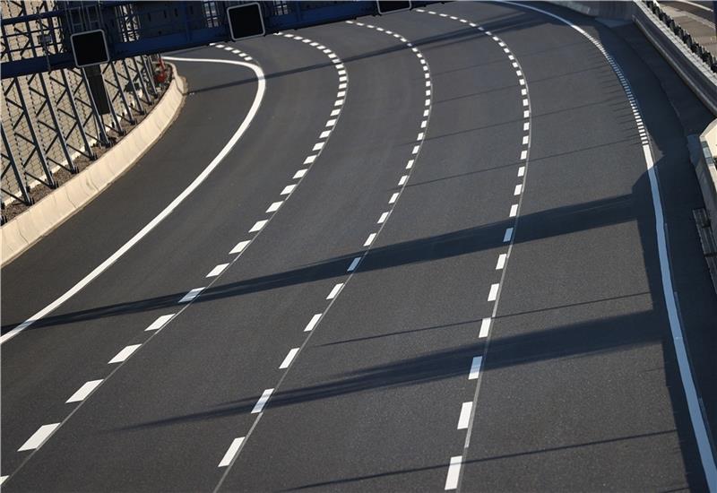 Zwischen Stellingen und dem Dreieck Hamburg-Nordwest wird am Wochenende lärmmindernder Asphalt eingebaut. Foto: Charisius/dpa