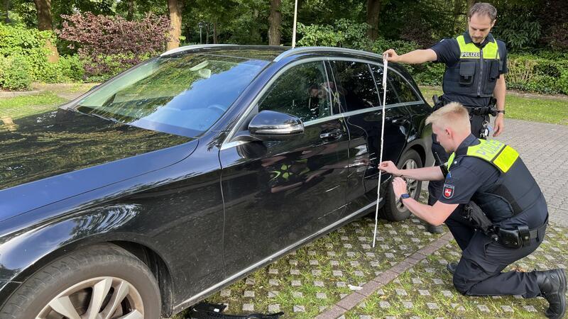Zwischen Verkehrskontrolle und Verbrechensbekämpfung: Richard Herrmann (stehend) und Bastian Gaebler bei der Aufnahme eines Unfallschadens.