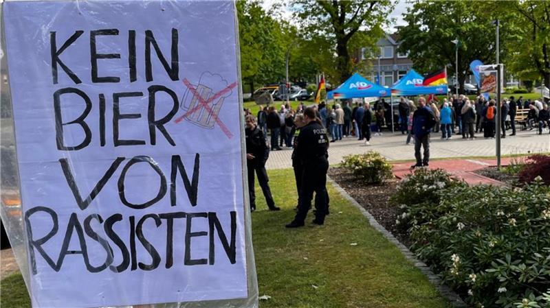 Zwischen beiden Lagern halten fünf Polizeibeamte die Stellung.