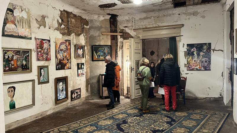 Horneburger Schloss öffnet seine Tore erstmals für Kunstfreunde Zwischen bröckelndem Putz und freiliegendem Gebälk betrachten Kunstinteressierte die Ausstellungsstücke.