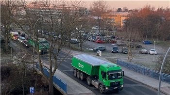 Zwischen dem Vincent-Lübeck-Gymnasium und den Berufsbildenen Schulen staut sich am Dienstagmorgen in Stade der Verkehr.