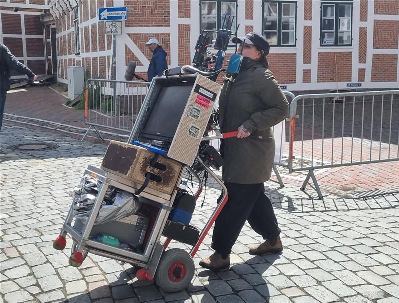 Zwischen den Einstellungen wird die Ausrüstung auf Sackkarren hin und hergeschoben.