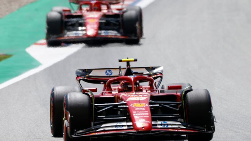 Zoff bei Ferrari: Bereut Hamilton seinen Wechsel? Zwischen den Ferrari-Piloten Carlos Sainz (v.) und Charles Leclerc gibt es Zoff.