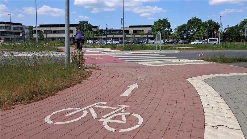 Fahrradfreundliches Stade? Ein Experte hat da so seine Zweifel Zwischen den Kreisverkehren am Bildungscampus Riensförde und am Stadtweg wurden der Geh- und Radweg ausgebaut sowie die Straßendeckschicht erneuert.