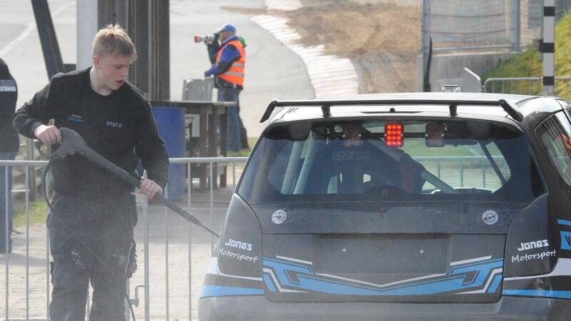 Zwischen den Rennen spritzt Mats Jonas den gröbsten Dreck von seinem Citroen.