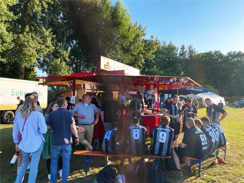 Comeback des Thekenfußballs: Asper Haie empfangen 20 Teams Zwischen den Spielen wird gesellig am Tresen gestanden: Das ist auch am Sonnabend wieder der Plan von 20 Mannschaften in Aspe. Foto: privat