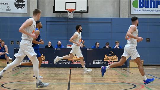 Zwischen den Trainerbänken befinden sich bei den VfL-Heimspielen das Kampfgericht und die Scouting-Abteilung.