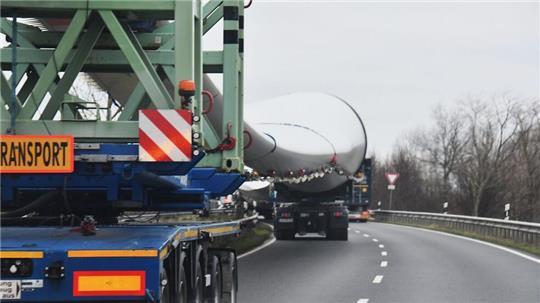 Zwischen den beiden B-73-Kreiseln blieb der Schwertransport, der Windradflügel geladen hatte, in Richtung Neuenkirchen und Osterbruch liegen.