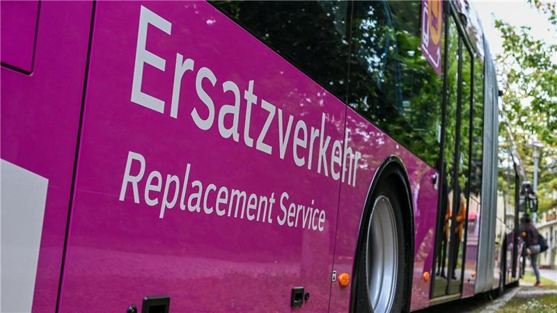 Zwischen der Deutschen Bahn und dem Busunternehmen Ecovista ist ein Streit um den Ersatzverkehr während der Sanierung der Bahnstrecke Hamburg-Berlin entbrannt. (Archivbild)